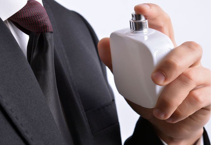 Nên hạn chế xịt nước hoa lên quần áo